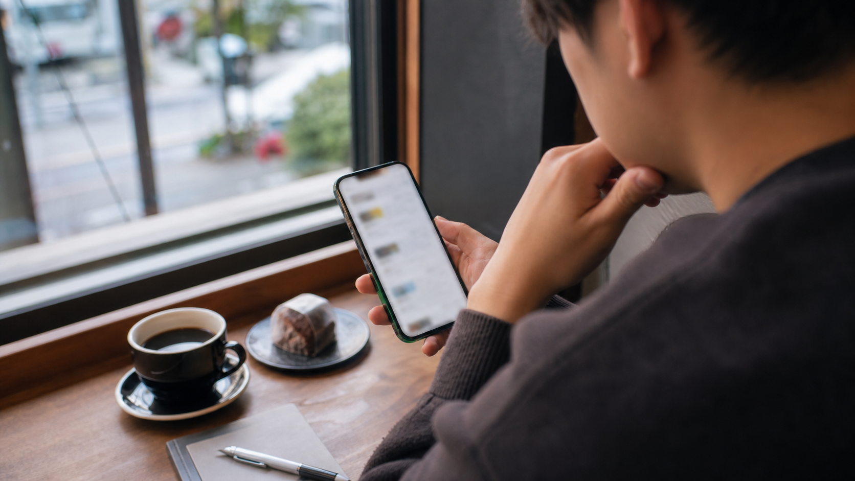 スマートフォンで求人情報を見比べる求職者