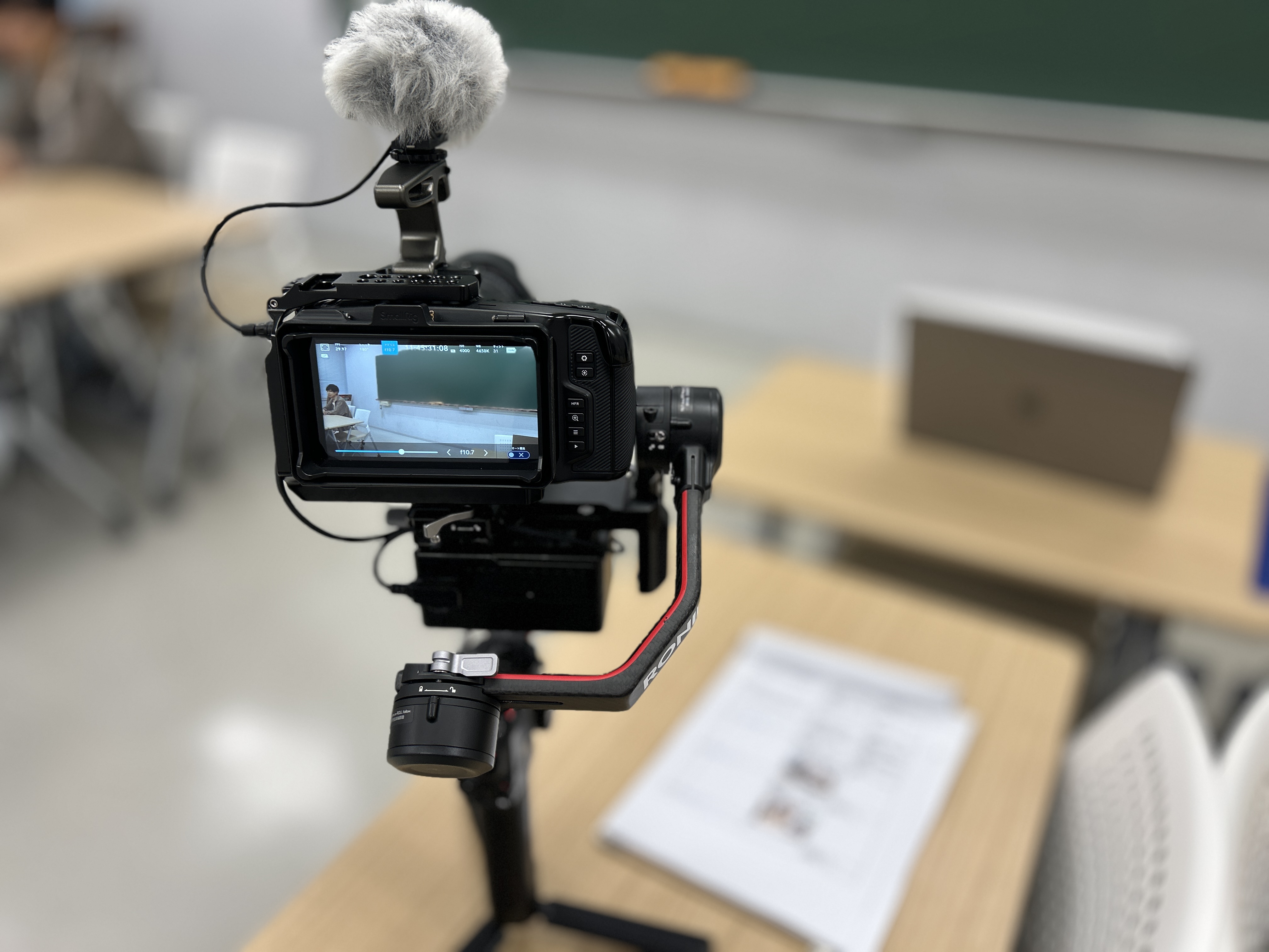オフィスのデスクで企業の採用担当者がパソコン画面に向かい、求人掲載の費用を確認している場面、自然光、落ち着いたビジネストーン